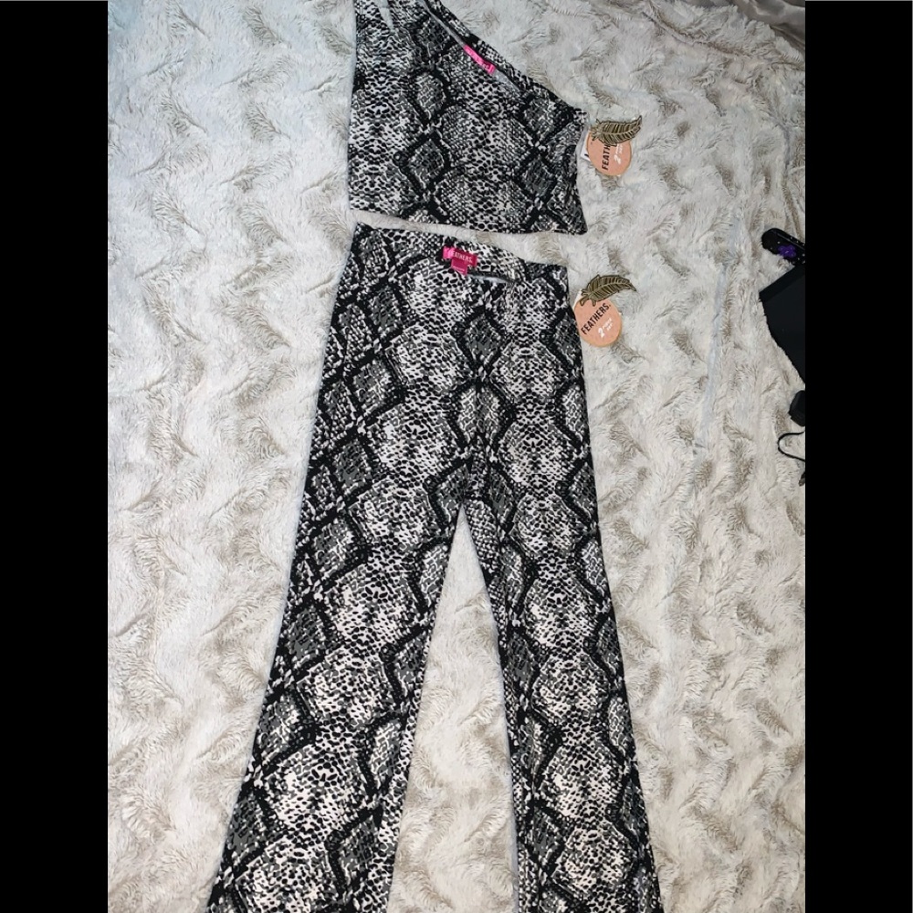Snake skin 2 pc outfit NWT Feathers